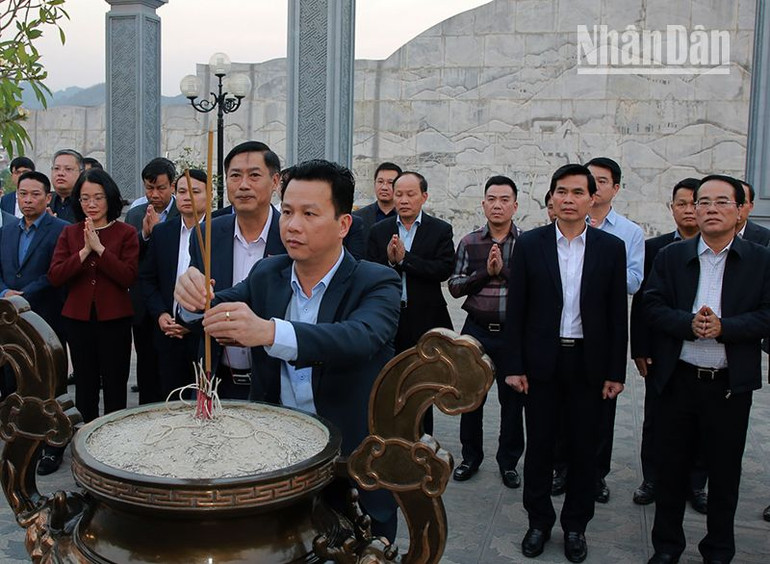 Đồng chí Đặng Quốc Khánh, Bộ trưởng Tài nguyên và Môi trường và các đại biểu dâng hương Đền thờ Bác Hồ tại Quảng trường Tây Bắc.