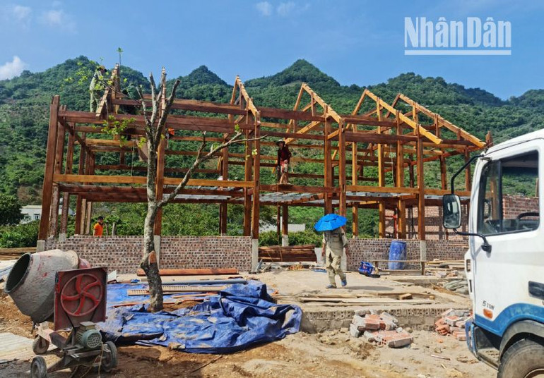 Chủ một công trình xây dựng đã tự tháo dỡ sau khi được Ủy ban nhân dân thị trấn Mộc Châu vận động, tuyên truyền.