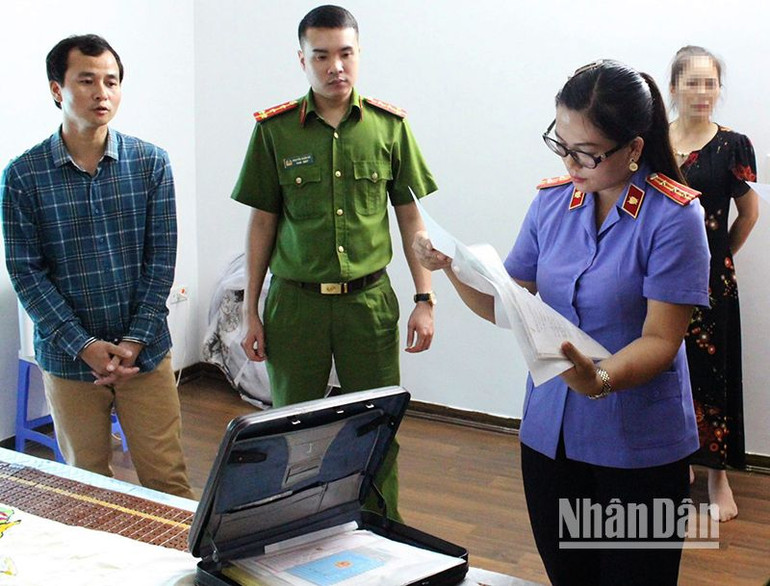 Các cơ quan chức năng tiến hành khám xét nhà ở của đối tượng Đào Hữu Bính.