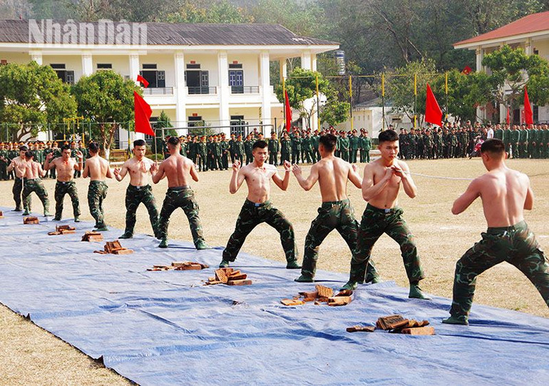 Các chiến sĩ Bộ Chỉ huy Quân sự và Bộ Chỉ huy Bộ đội Biên phòng tỉnh Sơn La biểu diễn khí công.