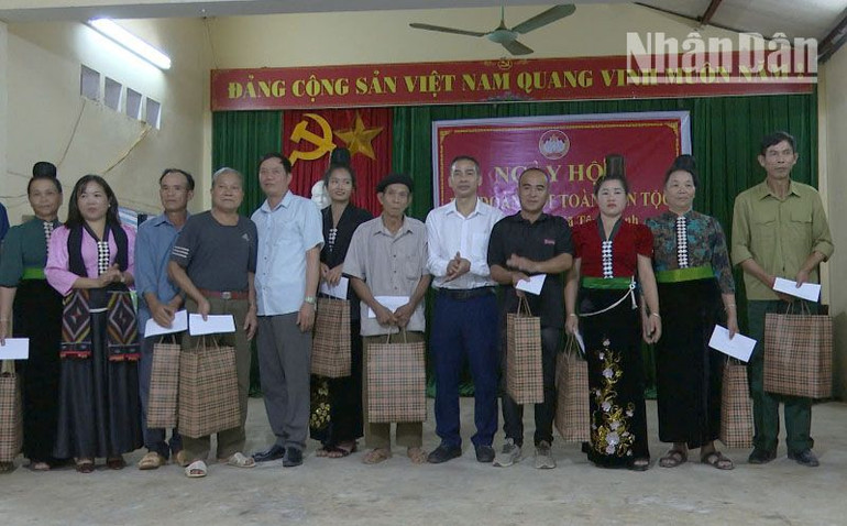 Lãnh đạo huyện Thuận Châu tặng quà động viên các gia đình vùng đồng bào dân tộc trong dịp Ngày hội đại đoàn kết toàn dân.