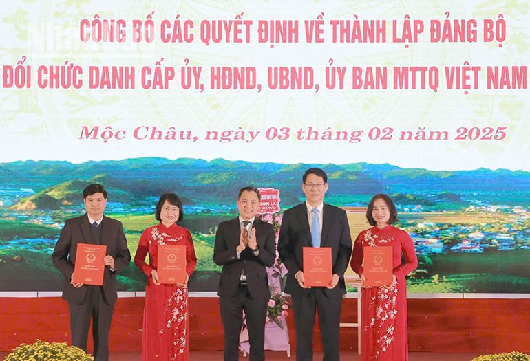 Đồng chí Nguyễn Đình Việt, Phó Bí thư Tỉnh ủy, Chủ tịch Ủy ban nhân dân tỉnh Sơn La trao các quyết định cho lãnh đạo Ủy ban nhân dân thị xã Mộc Châu.