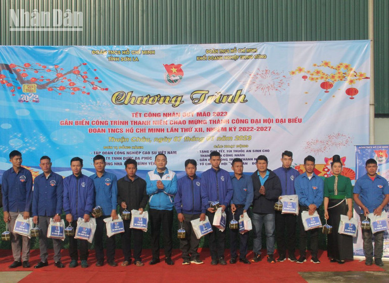 Tặng quà Tết cho các công nhân Nhà máy chế biến mủ cao-su Sơn La 28/10.