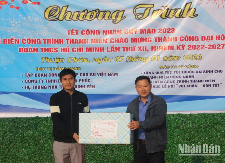 Lãnh đạo Ủy ban nhân dân huyện Thuận Châu trao quà Tết cho đại diện công nhân.