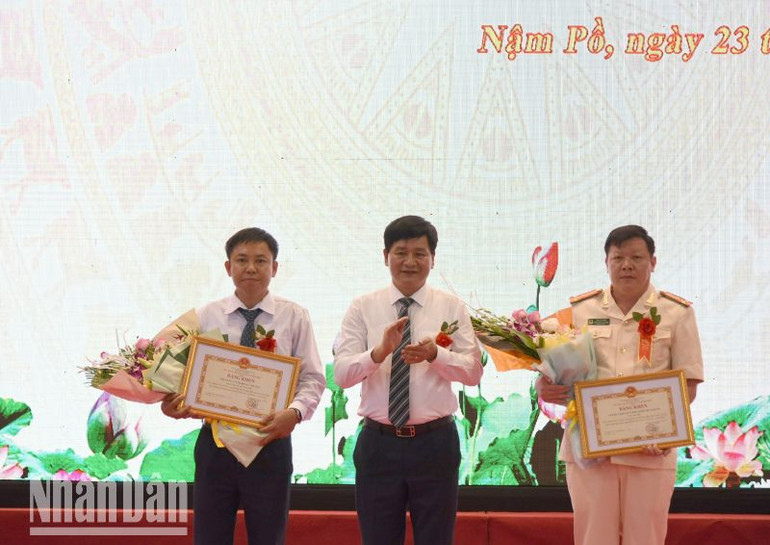 Chủ tịch Ủy ban nhân dân tỉnh Điện Biên tặng Bằng khen cho các tập thể và cá nhân. Chủ tịch Ủy ban nhân dân tỉnh Điện Biên tặng Bằng khen cho các tập thể và cá nhân.