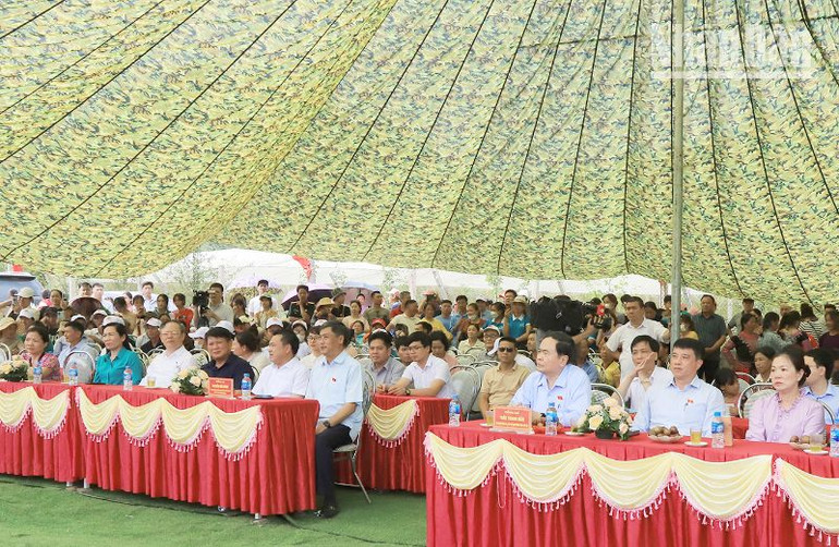 Đồng chí Trần Thanh Mẫn và đoàn công tác dự ngày hội hái quả mận hậu Mộc Châu năm 2023 tại Thị trấn nông trường Mộc Châu. Đồng chí Trần Thanh Mẫn và đoàn công tác dự ngày hội hái quả mận hậu Mộc Châu năm 2023 tại Thị trấn nông trường Mộc Châu.