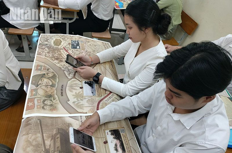 Đây là lần thứ 2, Báo Nhân Dân tặng ấn phẩm đặc biệt cho các cán bộ Lào, lưu học sinh Lào đang học tập tại các trường cao đẳng, đại học trên địa bàn. Đây là lần thứ 2, Báo Nhân Dân tặng ấn phẩm đặc biệt cho các cán bộ Lào, lưu học sinh Lào đang học tập tại các trường cao đẳng, đại học trên địa bàn.