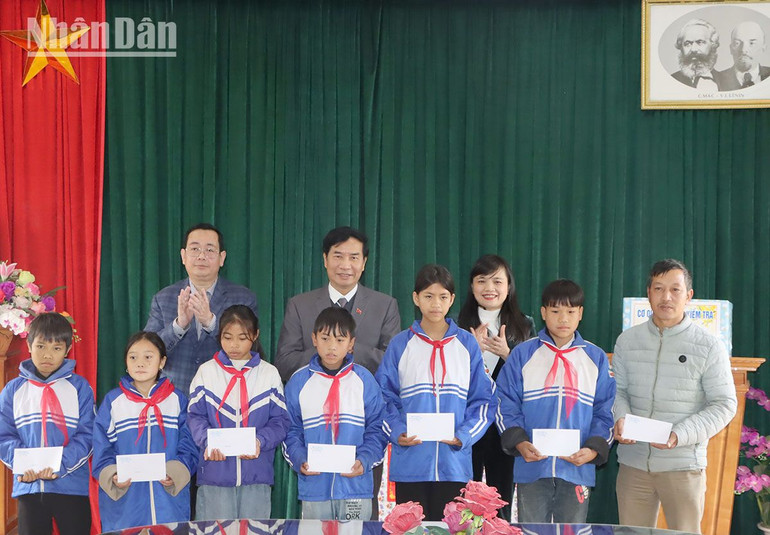 Tặng quà cho học sinh có hoàn cảnh khó khăn tại Trường trung học cơ sở xã Lóng Phiêng, huyện Yên Châu.