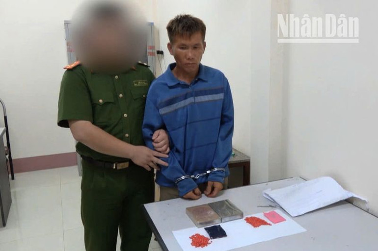 Đối tượng Phàng A Lử, sinh năm 1984, trú tại bản Láy, xã Tân Xuân, huyện Vân Hồ cùng tang vật thu giữ 2 bánh heroin và 404 viên ma túy tổng hợp.