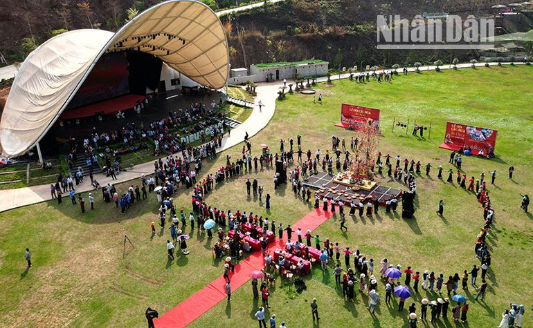 Lễ hội cầu mưa được tổ chức tại Khu du lịch Mộc Châu Island-Cầu kính Bạch Long, thu hút đông đảo du khách và người dân tham gia.