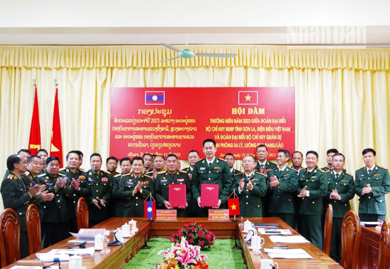 Hai đoàn đại biểu ký Biên bản ghi nhớ. (Ảnh: Vì Hiện)