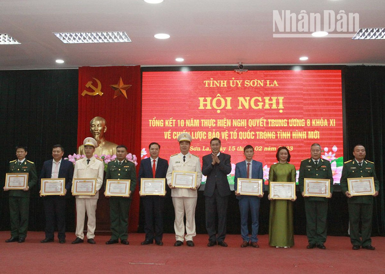 Đồng chí Bí thư Tỉnh ủy Sơn La trao Bằng khen cho các tập thể và cá nhân.