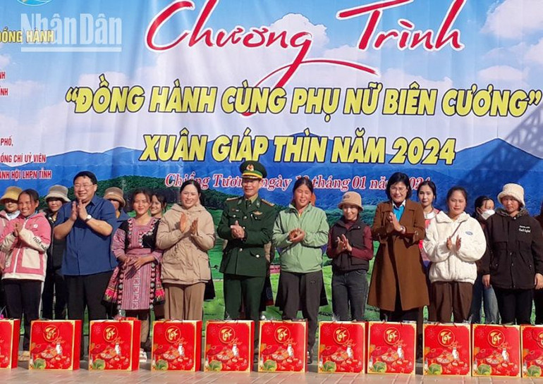 Tặng quà cho các hộ gia đình chính sách, trẻ mồ côi và hội viên phụ nữ có hoàn cảnh khó khăn.