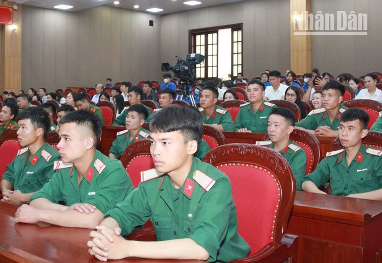 Chiến sĩ, thanh niên các lực lượng vũ trang và các đơn vị của Sơn La tham dự tọa đàm.