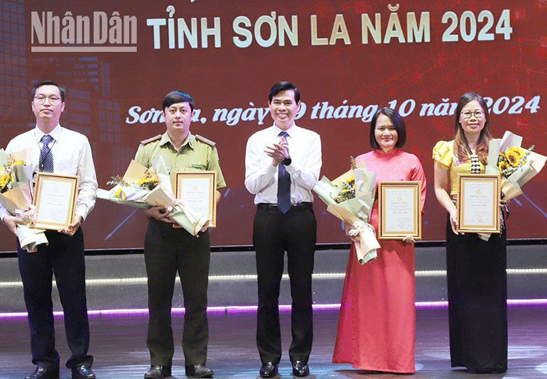 Đồng chí Bí thư Tỉnh ủy, Chủ tịch Ủy ban nhân dân tỉnh Sơn La trao giải cho các tập thể, cá nhân đạt giải Cuộc thi “Tìm hiểu, tuyên truyền về chuyển đổi số tỉnh Sơn La năm 2024”.
