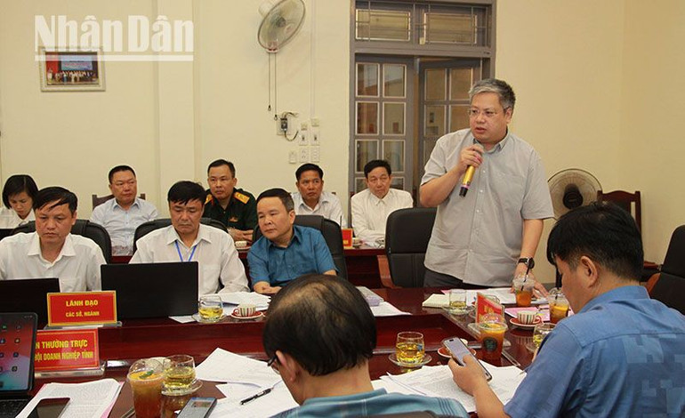 Đồng chí Phùng Kim Sơn, Giám đốc Sở Nông nghiệp và Môi trường tỉnh Sơn La giải đáp và thông tin một số chính sách về đất đai...