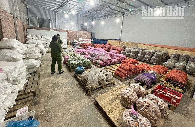 Chợ đêm hay còn là chợ đầu mối bản Mé Ban, xã Chiềng Cơi là nơi tập trung đông các thương lái đổ hàng về đây rồi tiếp tục được đưa đến các chợ lớn, nhỏ khác trên địa bàn tỉnh Sơn La.