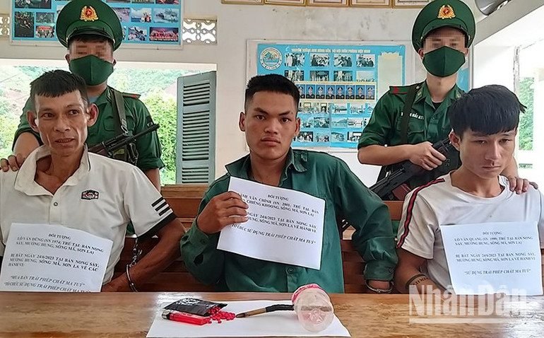 Ba đối tượng Lò Văn Dũng, Lò Văn Quang và Lành Văn Chính bị bắt giữ về hành vi sử dụng và tàng trữ trái phép chất ma túy. Ba đối tượng Lò Văn Dũng, Lò Văn Quang và Lành Văn Chính bị bắt giữ về hành vi sử dụng và tàng trữ trái phép chất ma túy.