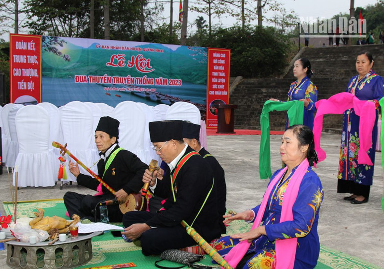 Nghi lễ dâng hương cầu mong một năm mới tốt đẹp, mùa màng bội thu...trước khi diễn ra Lễ hội đua thuyền truyền thống trên sông Đà.