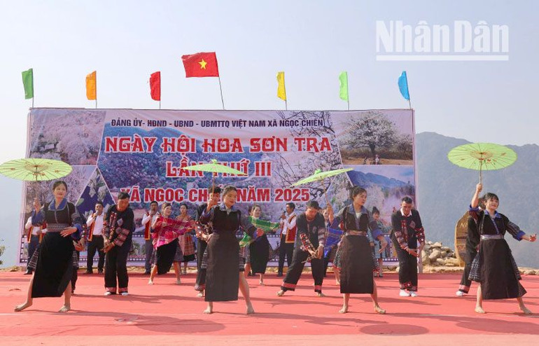 Ngày hội hoa Sơn tra xã Ngọc Chiến có nhiều hoạt động văn hóa, văn nghệ mang đậm bản sắc các dân tộc vùng Tây Bắc.