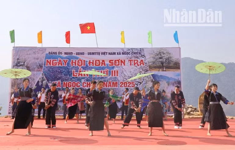 Ngày hội hoa Sơn tra xã Ngọc Chiến có nhiều hoạt động văn hóa, văn nghệ mang đậm bản sắc các dân tộc vùng Tây Bắc.