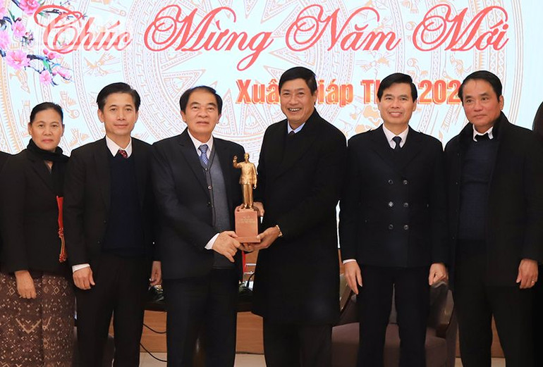 Lãnh đạo tỉnh Sơn La tặng quà cho tỉnh Huaphanh, nước bạn Lào. Lãnh đạo tỉnh Sơn La tặng quà cho tỉnh Huaphanh, nước bạn Lào.