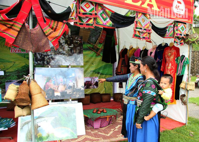 Huyện Mường La tổ chức 40 gian hàng trưng bày ảnh, các sản phẩm đặc trưng của các xã, thị trấn của huyện Mường La và các huyện vùng liên kết.