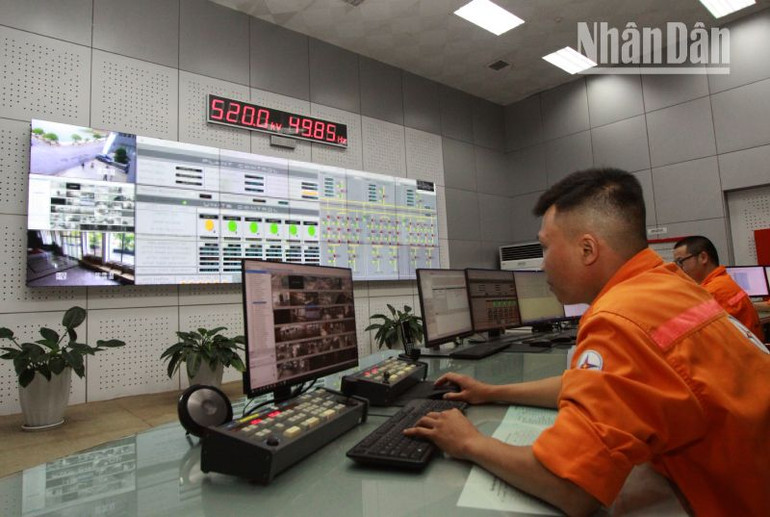 Công ty Thủy điện Sơn La đã chỉ đạo các bộ phận túc trực và bố trí lực lượng thông báo tới người dân. (Ảnh: QUỐC TUẤN) Công ty Thủy điện Sơn La đã chỉ đạo các bộ phận túc trực và bố trí lực lượng thông báo tới người dân. (Ảnh: QUỐC TUẤN)