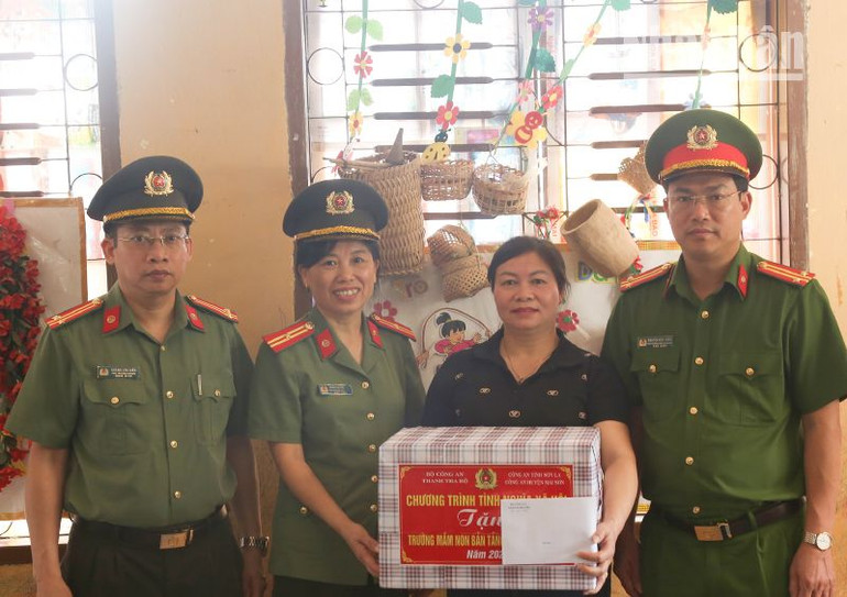 Phần quà trao cho điểm trường mầm non bản Tảng xã Chiềng Lương.