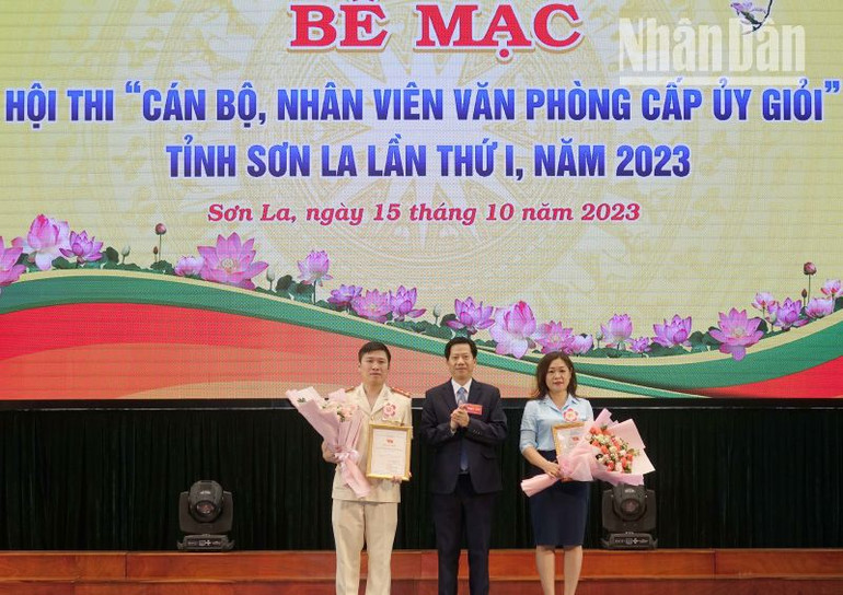 Ban tổ chức Hội thi trao giải Nhì cho đội thi Văn phòng Tỉnh ủy và công an tỉnh Sơn La.