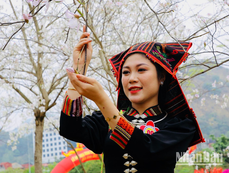 [Ảnh] Sôi động Lễ hội hoa ban thành phố Sơn La ảnh 15