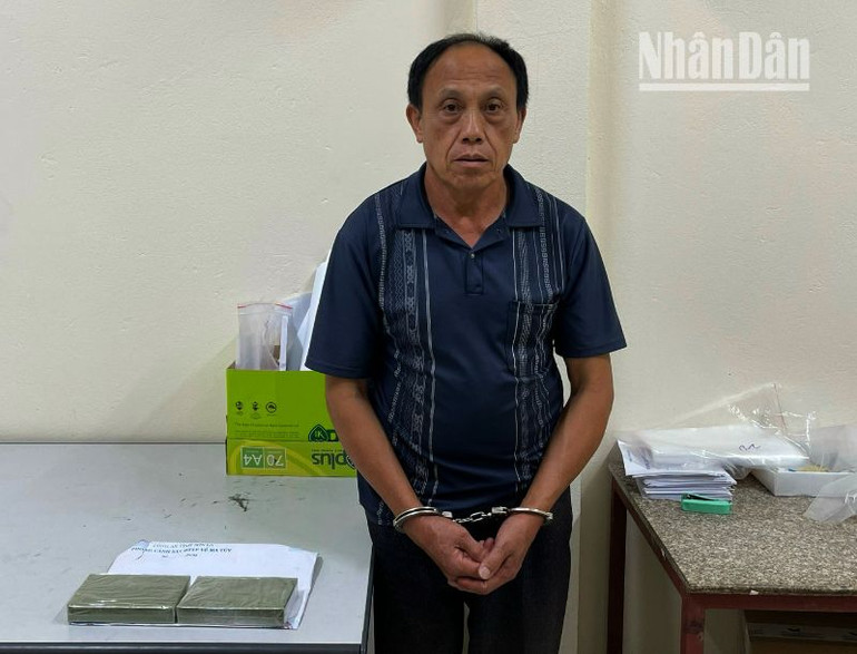 Đối tượng Mùa A Sáu cùng tang vật tại cơ quan công an.