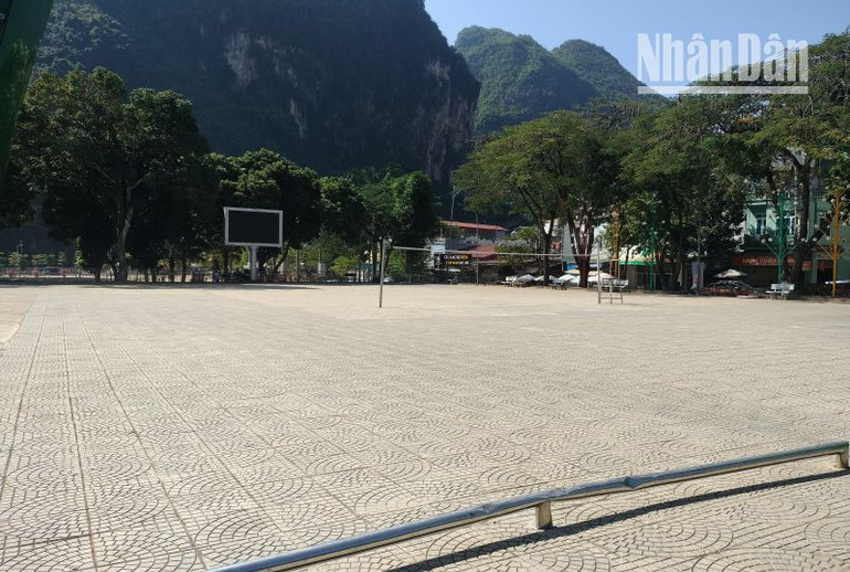 Khu vực Công viên huyện Thuận Châu đã được phá dỡ sân bê-tông và được lát gạch terrazzo và lắp đặt 1 màn hình Led ngoài trời...