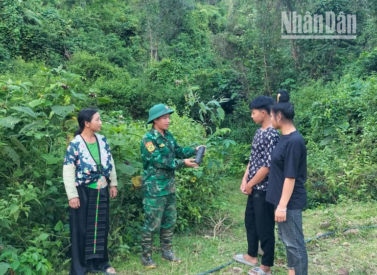 Bộ đội Biên phòng Sơn La hướng dẫn người dân khu vực biên giới Sốp Cộp trồng cây ăn quả. Bộ đội Biên phòng Sơn La hướng dẫn người dân khu vực biên giới Sốp Cộp trồng cây ăn quả.