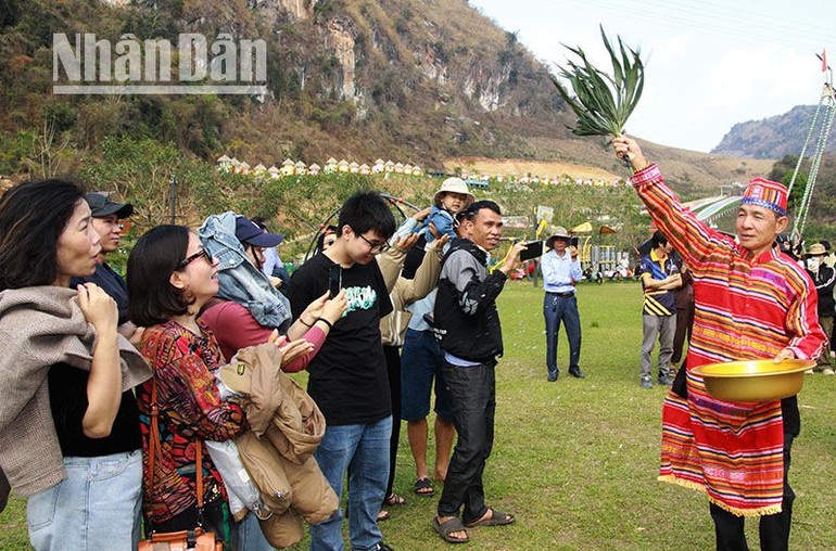 Thầy chủ lễ tung nước cầu may cho du khách và người dân tham gia tại Lễ hội cầu mưa.