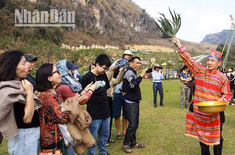Thầy chủ lễ tung nước cầu may cho du khách và người dân tham gia tại Lễ hội cầu mưa. Thầy chủ lễ tung nước cầu may cho du khách và người dân tham gia tại Lễ hội cầu mưa.