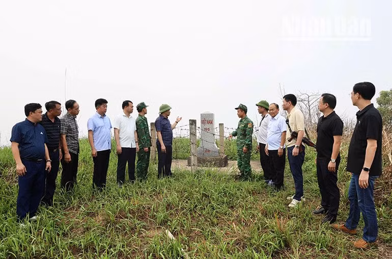 Đoàn công tác kiểm tra thực tế tại cột mốc giáp biên giới nước bạn Lào.