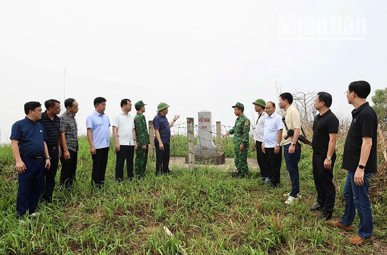 Đoàn công tác kiểm tra thực tế tại cột mốc giáp biên giới nước bạn Lào.