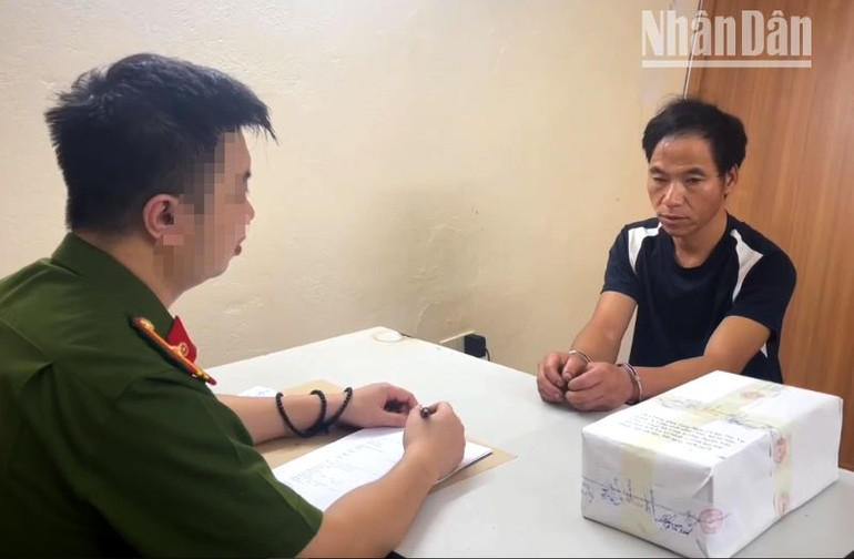 Cán bộ điều tra Công an tỉnh Sơn La lấy lời khai đối tượng Giàng A Sồng.