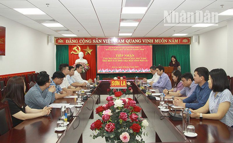 Tại buổi tiếp nhận tiền hỗ trợ, lãnh đạo tỉnh Sơn La đã thông tin thêm các thông tin kinh tế-xã hội tới Tập đoàn Xuân Thiện.