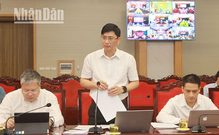 Lãnh đạo Sở Nông nghiệp và Môi trường tỉnh Sơn La nêu những khó khăn, vướng mắc và đề xuất các giải pháp trong triển khai thực hiện các dự án ổn định, bố trí dân cư tại các huyện.