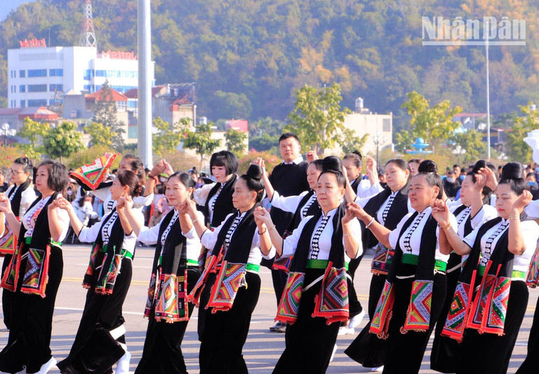 Các diễn viên, nghệ nhân đến từ các xã phường biểu diễn vòng xòe sáng tạo.