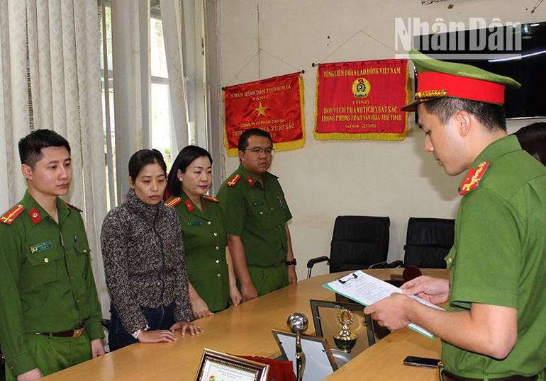 Đối tượng Đỗ Thị Duyên (áo khoác xám) tại cơ quan công an. (Ảnh: Hiếu Thiên) Đối tượng Đỗ Thị Duyên (áo khoác xám) tại cơ quan công an. (Ảnh: Hiếu Thiên)