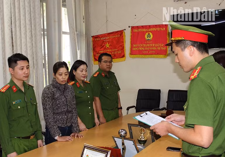 Đối tượng Đỗ Thị Duyên (áo khoác xám) tại cơ quan công an. (Ảnh: Hiếu Thiên)