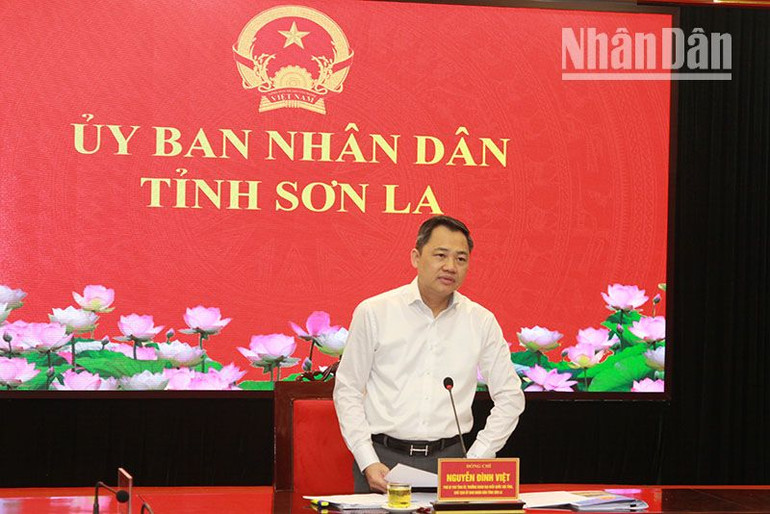 Đồng chí Nguyễn Đình Việt, Phó Bí thư Tỉnh ủy, Chủ tịch Ủy ban nhân dân tỉnh Sơn La yêu cầu các sở, huyện, thị xã cần đẩy nhanh tiến độ triển khai các dự án, bảo đảm an toàn về người và tài sản cho các hộ dân khu vực triển các khai dự án.