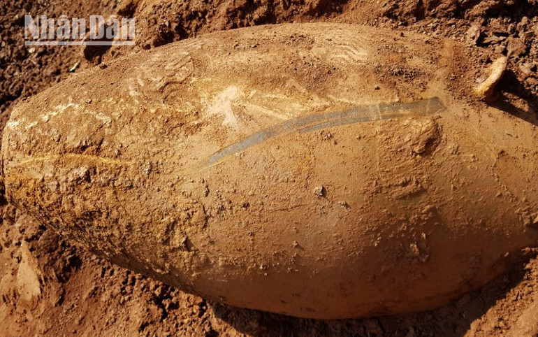 Quả bom có có kích thước khoảng 1,2 m và trọng lượng 350 kg.