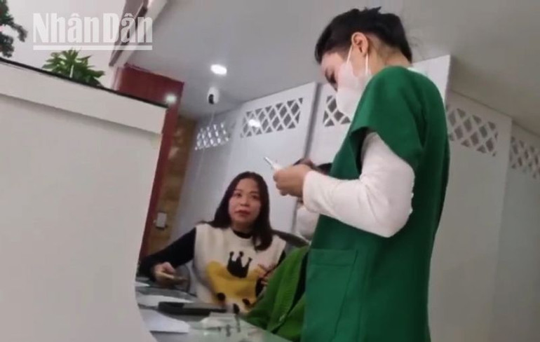 Những người xưng là trợ lý bác sĩ, nhân viên đang lấy thuốc trị bệnh xoang cho 1 bệnh nhân dùng liệu trình điều trị 15 triệu đồng. (Ảnh cắt từ clip)