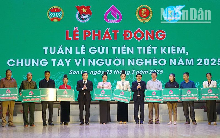 Các đồng chí lãnh đạo tỉnh Sơn La trao vốn vay cho 10 hộ nghèo, gia đình chính sách tại lễ phát động.