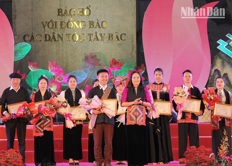 Ban Tổ chức đã trao giải nhất, nhì, ba cho các đội thi, thí sinh tham gia thi thêu khăn piêu, thi trình diễn nghệ thuật xòe Thái, thi trưng bày và thuyết trình ẩm thực dân tộc, thi trại văn hóa và trưng bày sản phẩm địa phương cho các đội thi và thí sinh đoạt giải.