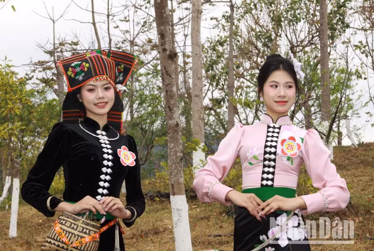 Phần thi trình diễn trang phục truyền thống và cách tân của đồng bào dân tộc Thái tại đồi hoa ban, Quảng trường Tây Bắc.
